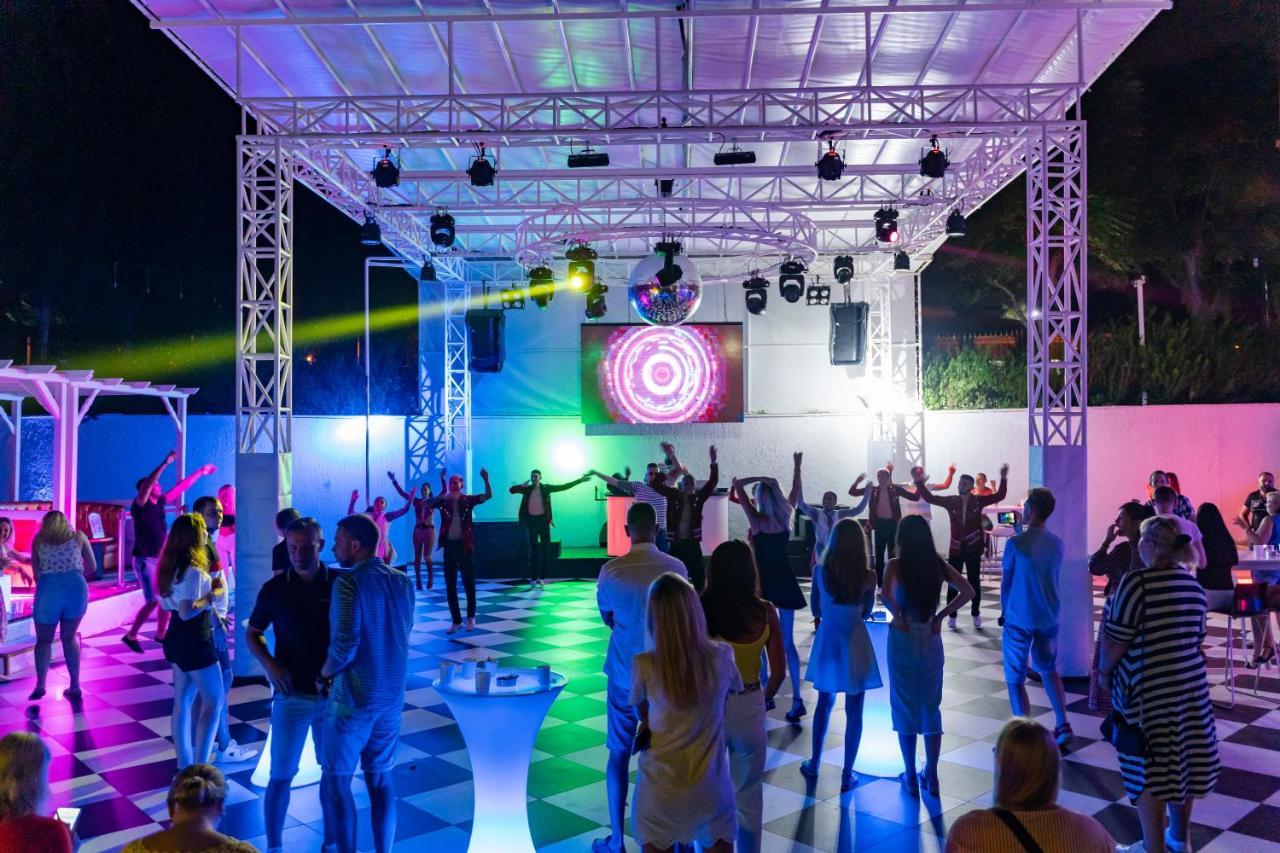 Aqi Hydros Club Kemer Exterior foto Dancefloor at a nightclub in Ibiza