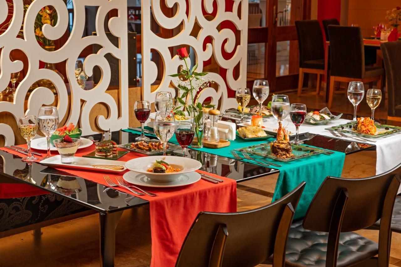 Aqi Hydros Club Kemer Exterior foto A table set for dinner