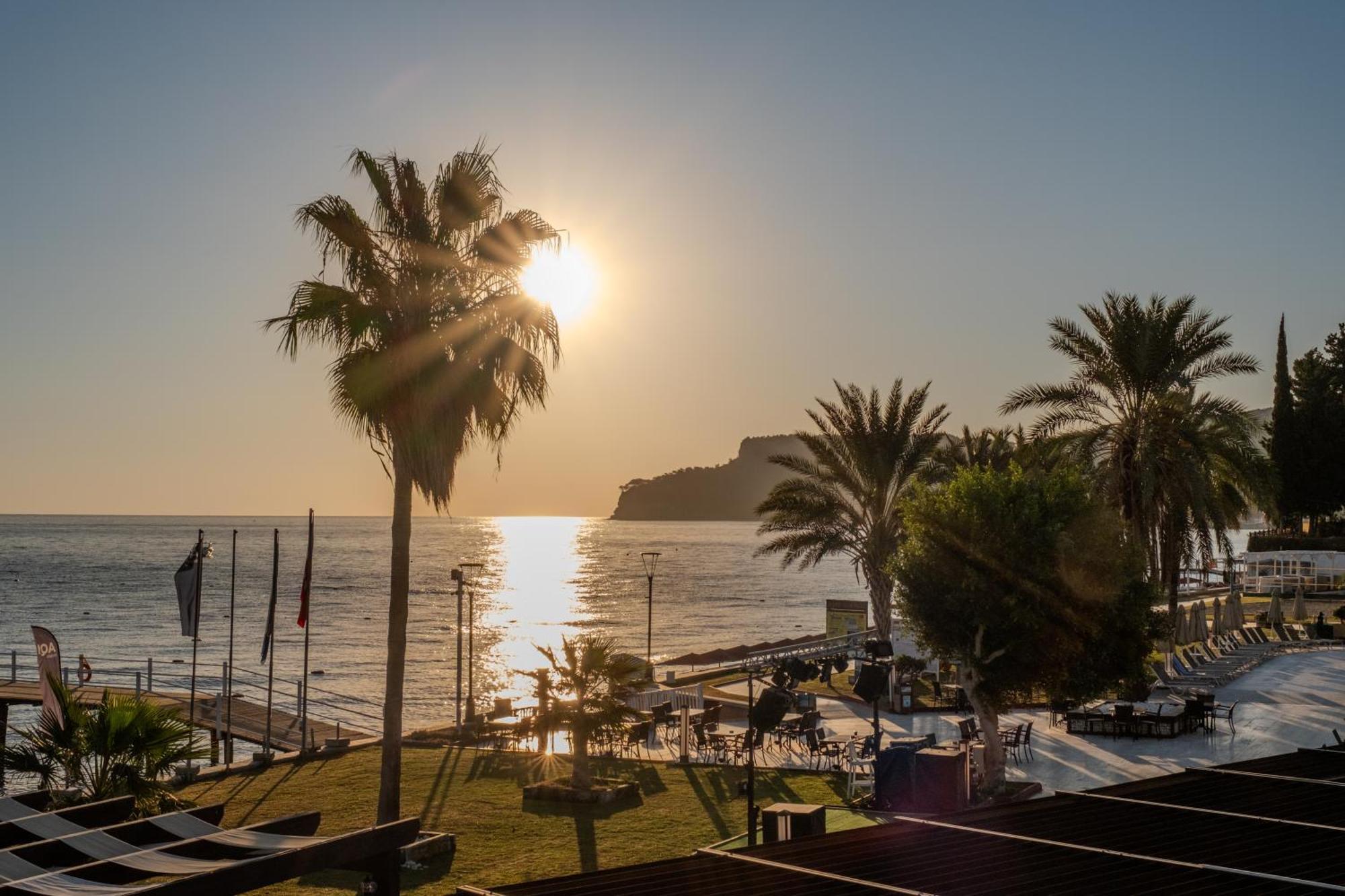 Aqi Hydros Club Kemer Exterior foto Sunset at the beach